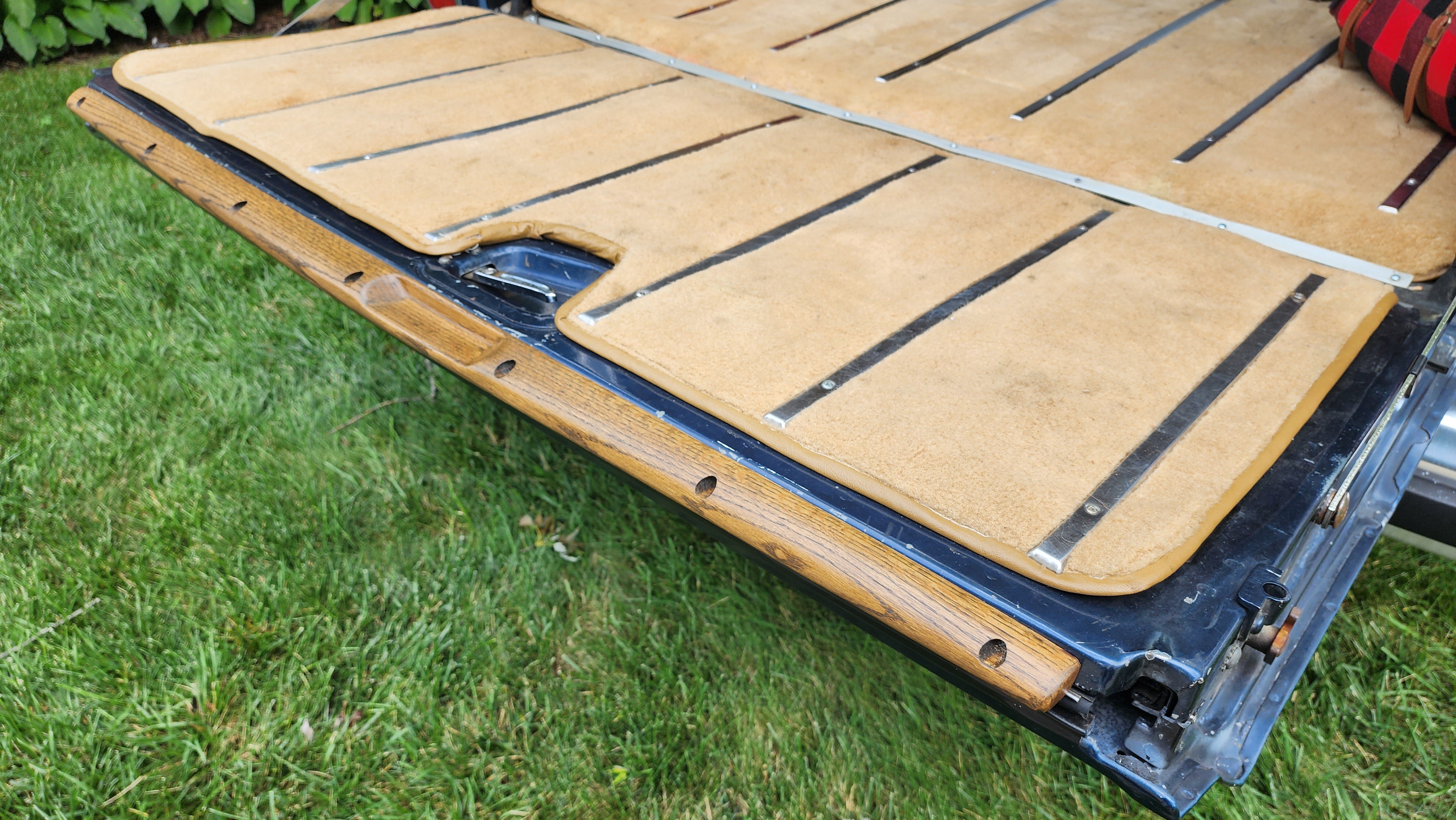 Tailgate window trim – Grand Wagoneering